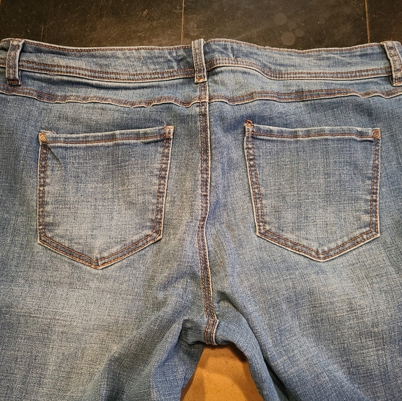 Est. 1948 denim jeans frayed bottoms. Woman's size 16. Blue like New - Picture 5 of 9